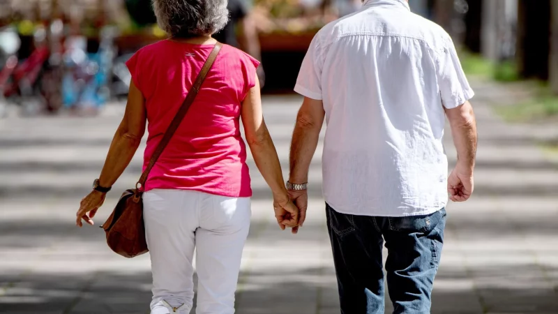 Das Motto &laquo;Ich mach\' jetzt alles, was auch Du machst und weich Dir nicht von der Seite&raquo;, ist keine gute Strategie f&uuml;r frischgebackene Ruhest&auml;ndler. Das kann auf den anderen &uuml;bergriffig wirken. - &copy; Zacharie Scheurer/dpa-tmn