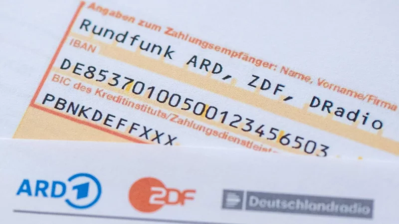 F&uuml;r alle, die den Rundfunkbeitrag per &Uuml;berweisung bezahlen, gibt es eine Ver&auml;nderung. - &copy; Sebastian Kahnert/dpa