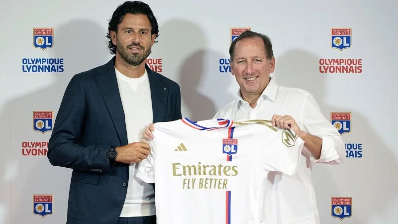 Im Zentrum der Proteste: Lysons Clubbesitzer John Textor - hier bei der Vorstellung des ehemaligen Trainers Fabio Grosso. - © Laurent Cipriani/AP/dpa