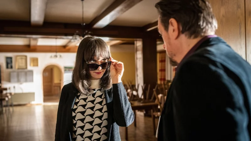 Anna Unterberger als Polizeiinspektorin Anni Sulmtaler und Hary Prinz als Sascha Bergmann in einer Szene des Krimis «Steirerschuld» - © Toni Muhr/ARD Degeto/dpa