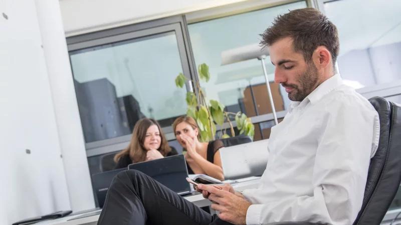 Schadenfreude - auch im Job - kennt wahrscheinlich jeder und jede. Entscheidend ist, wie man mit diesem Gef&uuml;hl umgeht. - &copy; Christin Klose/dpa-tmn