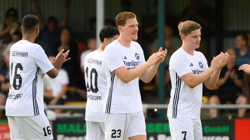 Nun in der Kreisliga aktiv: Ex-Profi Marcel Halstenberg (2.v.r). - © Julian Stratenschulte/dpa