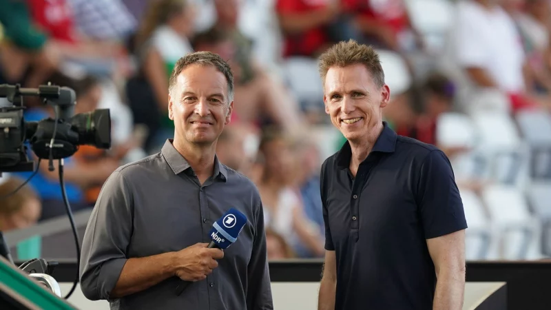 Ex-Zehnkämpfer Frank Busemann (r) ist bei der Leichtathletik-WM in Tokio wieder als ARD-Experte dabei. - © Marcus Brandt/dpa
