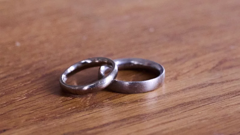 Gericht sieht Liebe im Vordergrund: Die Entscheidung zu dieser Eheschließung diente laut Gericht primär der Bestätigung ihrer gemeinsamen Liebe. - © Annette Riedl/dpa