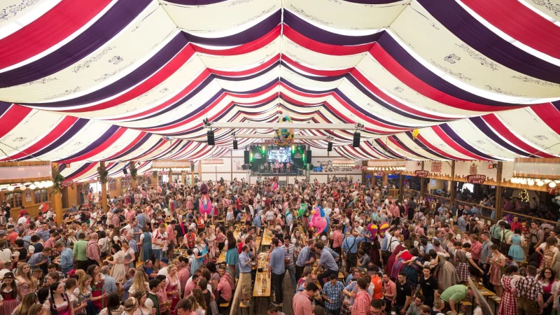 F&uuml;r einen Platz in einem der beliebten Festzelte ben&ouml;tigt man h&auml;ufig eine Reservierung - und die geht meist mit dem Kauf sogenannter Verzehrgutscheine einher. - &copy; Sina Schuldt/dpa/dpa-tmn