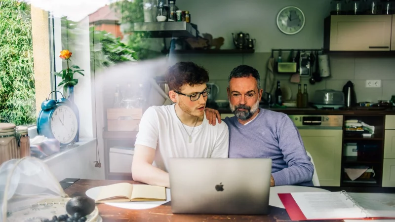 Bis zu 400.000 Euro kann ein Vater seinem Sohn alle zehn Jahre steuerfrei übertragen. Ist das Vermögen deutlich größer, das irgendwann an den Nachwuchs gehen soll, kann ein frühzeitiger Nießbrauch vor hohen Erbschaftsteuerzahlungen vorbeugen. - © Zacharie Scheurer/dpa-tmn