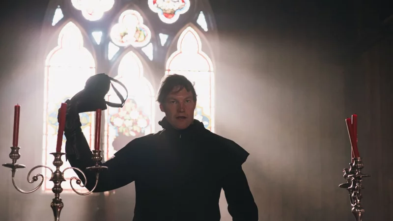 Barry John Kinsella spielt in der britischen Serie &laquo;Video Nasty&raquo; (sechs Folgen jetzt in der ARD-Mediathek) einen Geistlichen. - &copy; Madeline Mulqueen/WDR/Deadpan Pictures/dpa