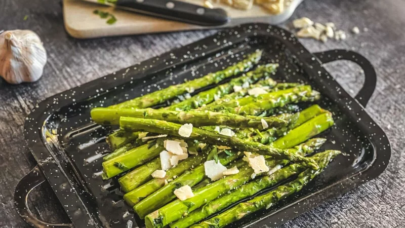 Mit Parmesan, Chiliflocken oder Balsamico-Creme verfeinert, lässt sich der gegrillte grüne Spargel pur, als Beilage oder mit einem leckeren Dip genießen. - © Anja Würfl/die-frau-am-grill.de/dpa-tmn