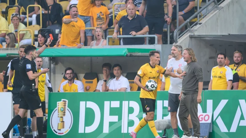 Der Mainzer Trainer Bo Henriksen (r) ist für ein DFB-Pokalspiel gesperrt worden. - © Robert Michael/dpa