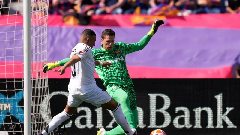Bleibt dem FC Barcelona erhalten: Torwart Wojciech Szczesny (hinten). - © Jose Breton/AP/dpa