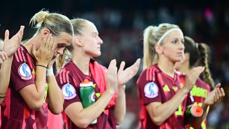 Frust nach dem 1:4: Klara B&uuml;hl, Janina Minge und Kathrin Hendrich (v.l.n.r.). - &copy; Sebastian Christoph Gollnow/dpa
