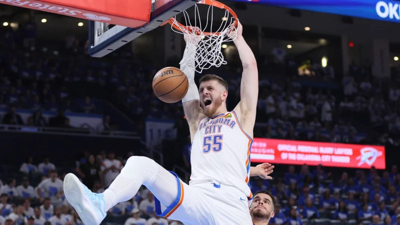 Krachende Dunks geh&ouml;ren ebenso zu Hartensteins Repertoire wie herausragende Abwehrarbeit. - &copy; Nate Billings/AP/dpa