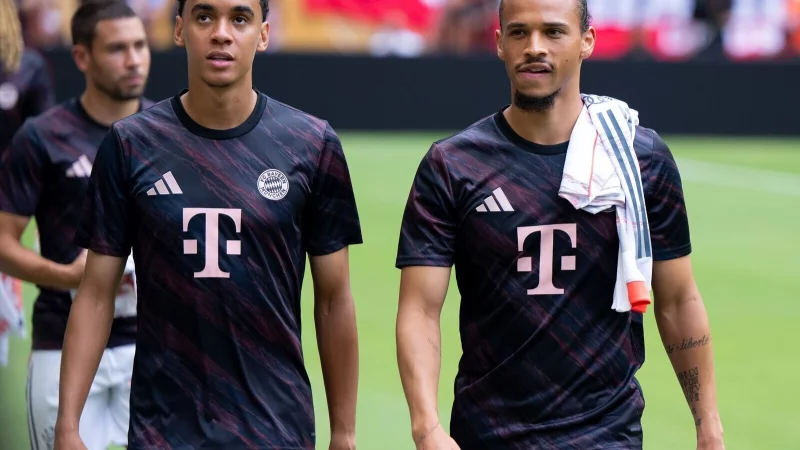 Jamal Musiala (l) und Leroy Sané waren beim FC Bayern lange Teamkollegen. - © Sven Hoppe/dpa