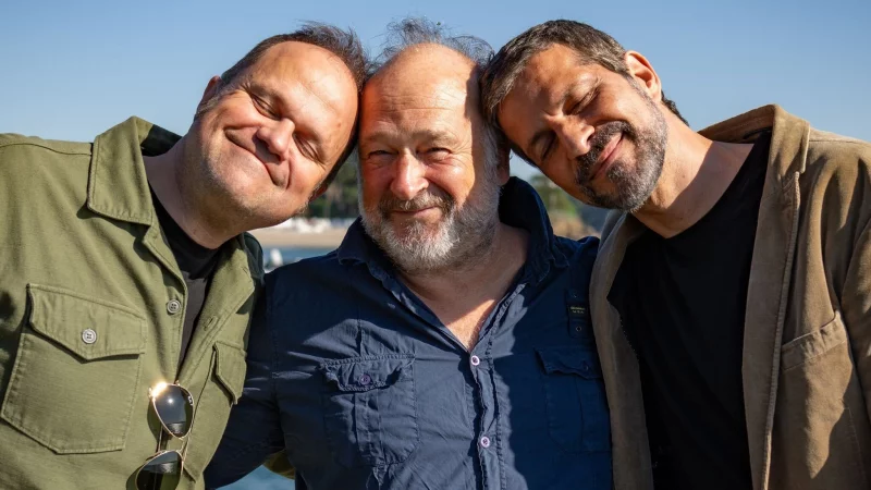 Schauspieler Pasquale Aleardi (rechts), der Schriftsteller Jean-Luc Bannalec (Mitte) und der Produzent Mathias L&ouml;sel (links) bei Dreharbeiten zum ARD-Krimi &laquo;Bretonische Sehnsucht&raquo;. - &copy; Wolfgang Ennenbach/ARD/dpa
