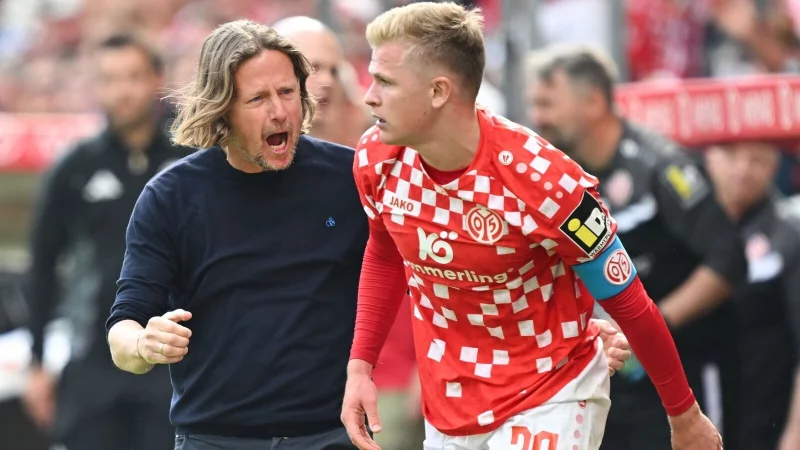 Der Mainzer Trainer Bo Henriksen muss Nationalstürmer Jonathan Burkardt in diesem Sommer womöglich ziehen lassen. - © Arne Dedert/dpa