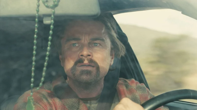 Leonardo diCaprio spielt in &laquo;One Battle After Another&raquo; einen abgehalfterten Revolution&auml;r. (Handout) - &copy; -/Photo Courtesy Warner Bros. /dpa