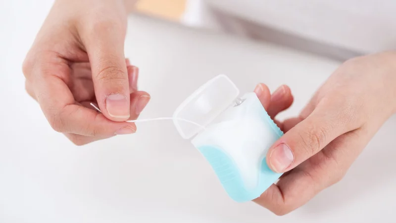 Wer seine Zahnzwischenr&auml;ume regelm&auml;&szlig;ig mit Zahnseide reinigt, kann Zahnfleischentz&uuml;ndungen vorbeugen. - &copy; Christin Klose/dpa-tmn