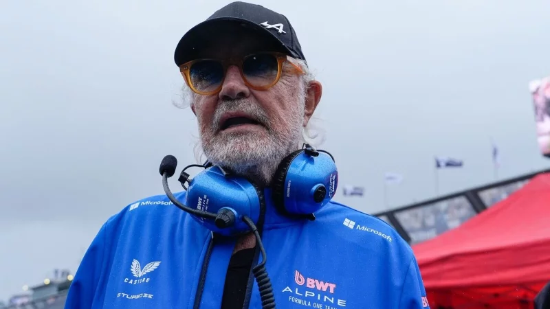 Flavio Briatore ist nun auch offiziell Chef bei Alpine. - © Asanka Brendon Ratnayake/AP/dpa