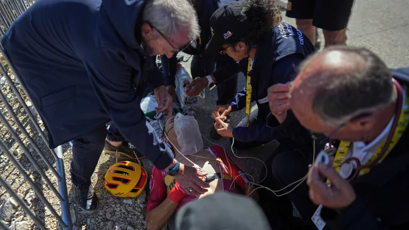 Tobias Johannessen musste nach seinem Zusammenbruch medizinisch versorgt werden. - &copy; Thibault Camus/AP/dpa