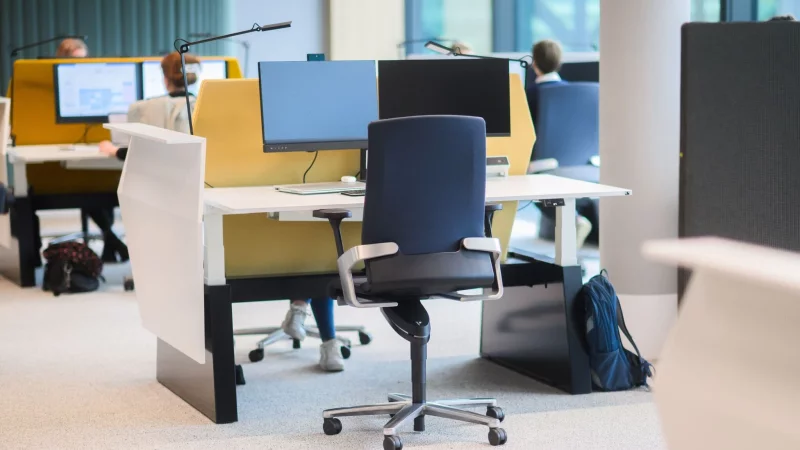 Auch wenn die Krankschreibung die Arbeitspflicht aufhebt, ist es nicht verboten, dass Beschäftigte trotzdem zur Arbeit gehen. - © Philip Dulian/dpa/dpa-tmn