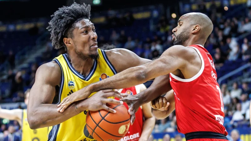 Alba-Center David McCormack wird vom MBC-Akteur Akeem Vargas attackiert. - © Andreas Gora/dpa