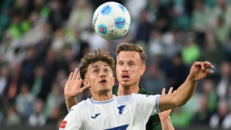 Hoffenheims Tom Bischof (l) und Wolfsburgs Yannick Gerhardt.im Zweikampf. - © Swen Pförtner/dpa