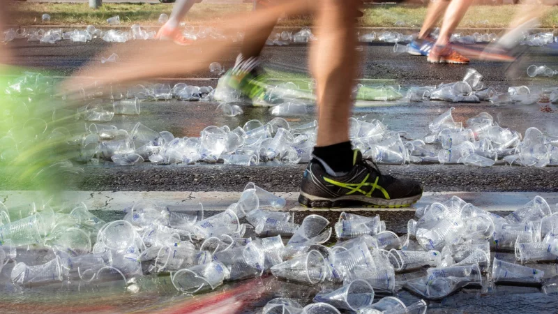 Nicht wegrennen: Auch beim Entsorgen von Bechern, Verpackungen und Equipment sollten Sportler konsequent dranbleiben. - © Gregor Fischer/dpa/dpa-tmn