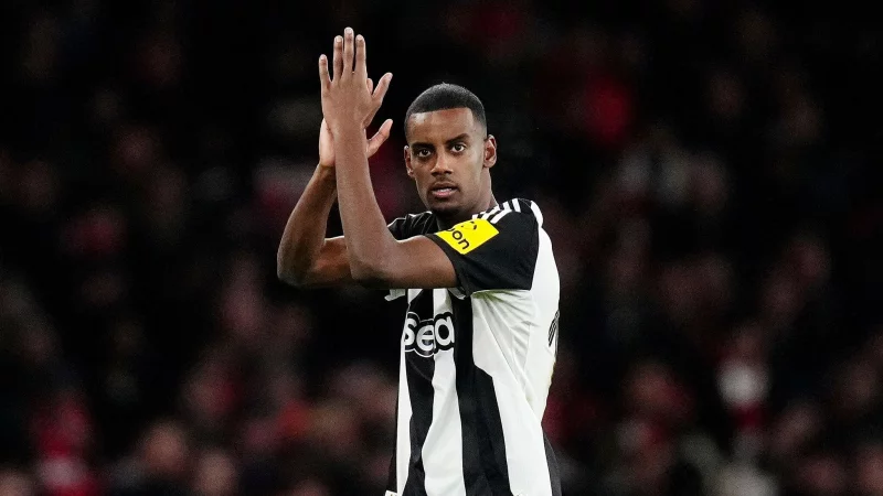 Alexander Isak macht seinem Club Newcastle United schwere Vorwürfe. - © John Walton/PA Wire/dpa