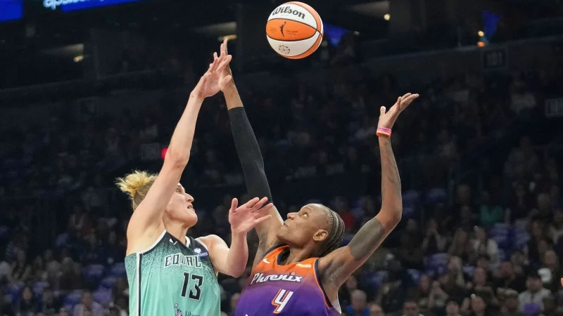 Fiebich (links) holte am Ende einen wichtigen Rebound und gewann das erste Playoff-Spiel mit den New York Liberty. - &copy; Darryl Webb/AP/dpa