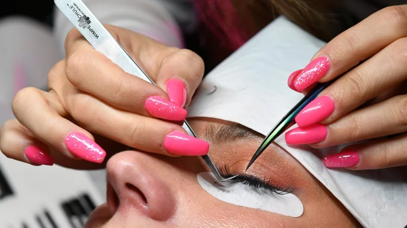Nicht ohne Risiken: Wimpernverl&auml;ngerungen k&ouml;nnen allergische Reaktionen und Entz&uuml;ndungen am Augenlid verursachen. - &copy; Jens Kalaene/dpa