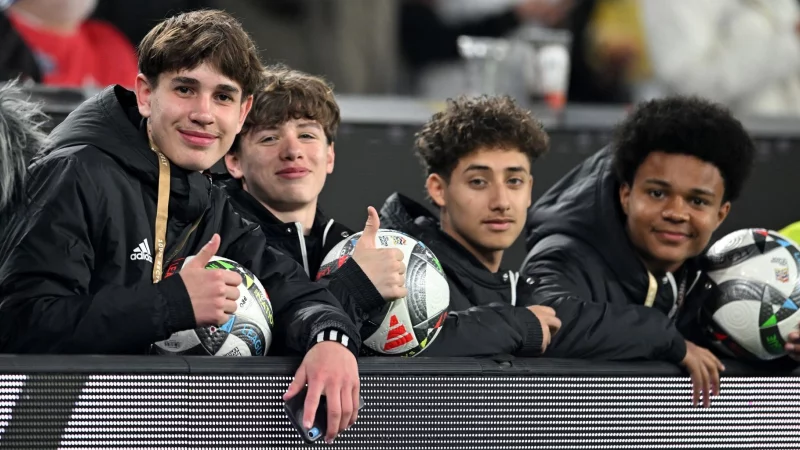 Hatte Anteil an einem Überraschungstor der deutschen Fußballer: Balljunge Noel Urbaniak (l.). - © Fabian Strauch/dpa