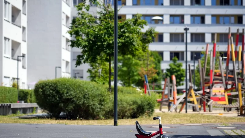 Kinder sollte man bei Hitze möglichst nicht draußen spielen lassen und die Aktivitäten lieber in die Morgenstunden legen. - © Soeren Stache/dpa