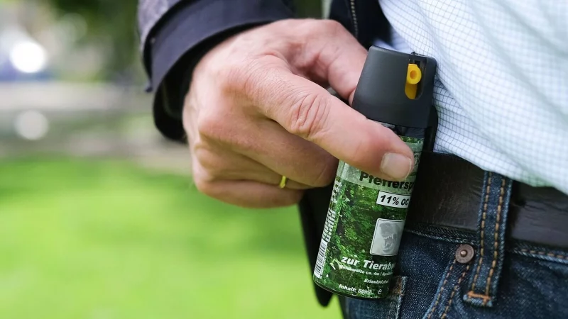 Pfefferspray zur Tierabwehr: Mitunter wird dieses Produkt zur Selbstverteidigung eingesetzt. - © Bernd Weißbrod/dpa/dpa-tmn