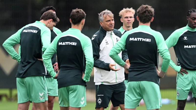 Gleich mittendrin: Werders neuer Trainer Horst Steffen. - &copy; Carmen Jaspersen/dpa