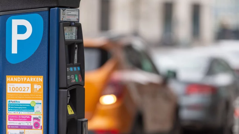 Vorsicht vor gefälschte QR-Codes an Parkscheinautomaten: Die könnten von Betrügern dahin geklebt worden sein. - © Monika Skolimowska/dpa/dpa-tmn