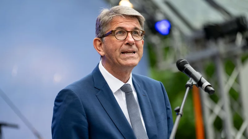 Der Kulturstaatsminister empört sich über «linke wie auch rechte Eiferer». (Archivbild) - © Fabian Sommer/dpa