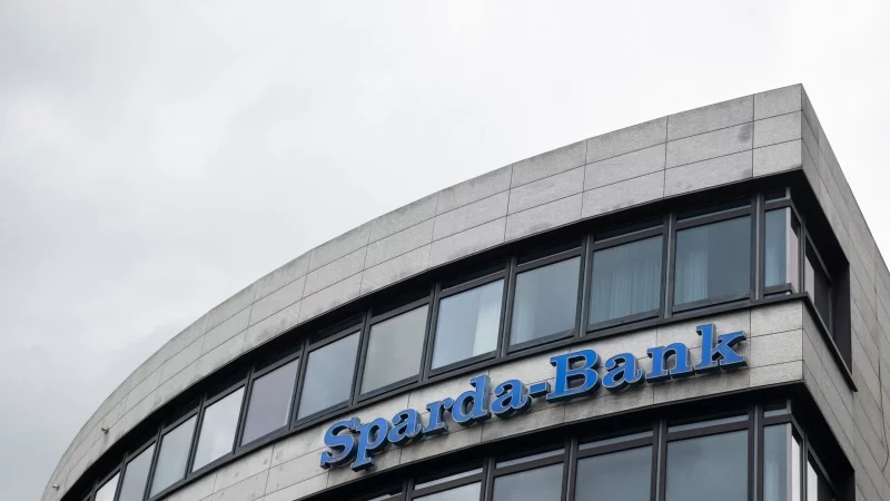 Durch einen IT-Wechsel m&uuml;ssen Kundinnen und Kunden der Sparda-Bank damit rechnen, dass es beim Einsatz ihrer Zahlungskarten zu Problemen kommt. - &copy; Marijan Murat/dpa/dpa-tmn