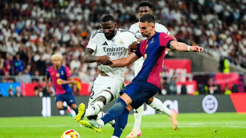 Im Pokalfinale gegen den FC Barcelona leistete sich Antonio R&uuml;diger (l) einen heftigen Aussetzer. - &copy; Jose Breton/AP/dpa