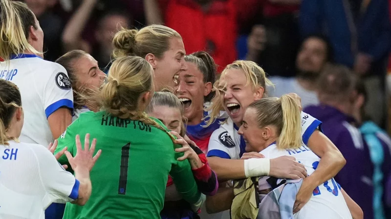 England feiert den EM-Titel. - © Alessandra Tarantino/AP/dpa