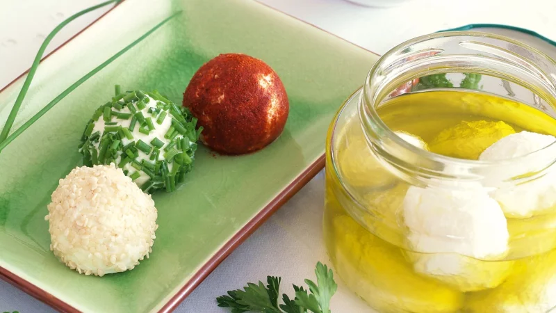 F&uuml;r die Joghurtb&auml;llchen muss man nur Joghurt abtropfen lassen. Ist die Fl&uuml;ssigkeit raus, wird die feste Masse gesalzen und zur Kugel geformt. Dann nur noch in Gew&uuml;rzen w&auml;lzen - fertig. - &copy; Andrea Jungwirth/Leopold Stocker Verlag/dpa-tmn