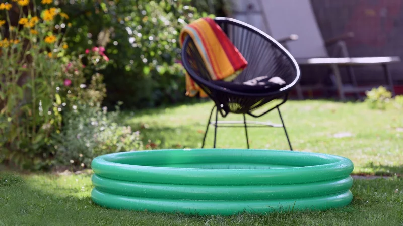 Hitze im Sommer, da ist eine nasse Abkühlung Gold wert. Oft tut es schon ein kleines Planschbecken. - © Conny Kurz/dpa-tmn