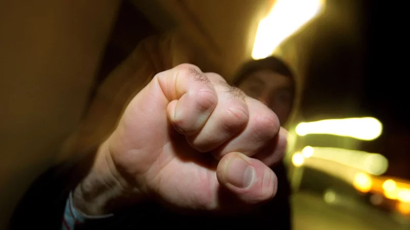 Ob zu Hause oder unterwegs: Wer sich nicht sicher fühlt, greift vielleicht zu Selbstverteidigungswaffen. Doch das ist nicht unbedingt eine gute Idee. - © Karl-Josef Hildenbrand/dpa/dpa-tmn