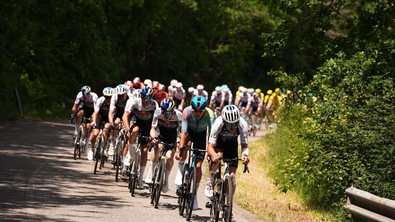 Auf der neunten Giro-Etappen ging es über die Schotterpisten. - © Marco Alpozzi/undefined/LaPresse/AP/dpa