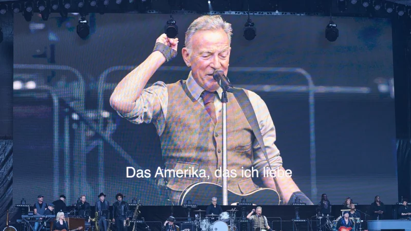 Bruce Springsteen spielte im Olympiastadion in Berlin - und hatte auch eine politische Botschaft. - © Annette Riedl/dpa