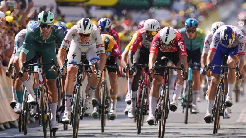 Die Radprofis im Massensprint auf der neunten Etappe. - &copy; Thibault Camus/AP/dpa