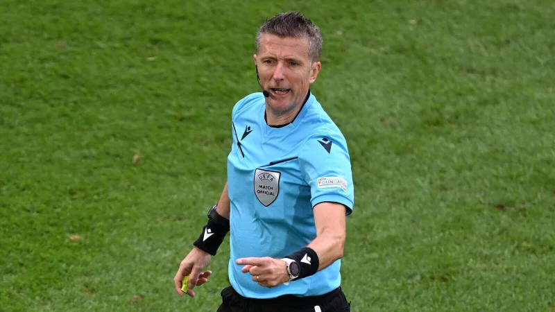 Die Gewalt gegen Schiedsrichter war in den vergangenen Jahren immer wieder ein Thema. - © David Inderlied/dpa