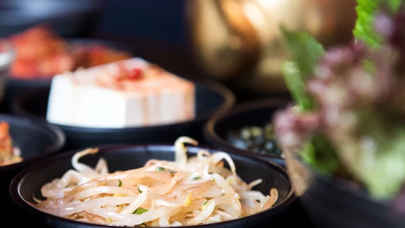 Egal, ob echte Sojasprossen oder &laquo;Falsche&raquo; aus Mungbohnen (Bild) - beide geben vielen Gerichten eine frische, knackige Note. - &copy; Franziska Gabbert/dpa-tmn