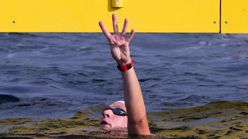 Florian Wellbrock zeigt es an: Vier Goldmedaillen hat er in Singapur gewonnen. - &copy; Vincent Thian/AP/dpa