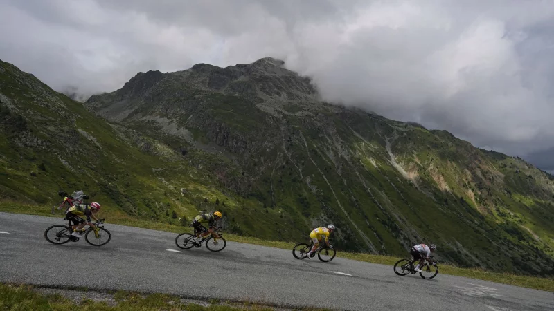 Die 19. Etappe der Tour de France wird wegen des Ausbruchs einer ansteckenden Tierkrankheit verk&uuml;rzt. - &copy; Thibault Camus/AP/dpa