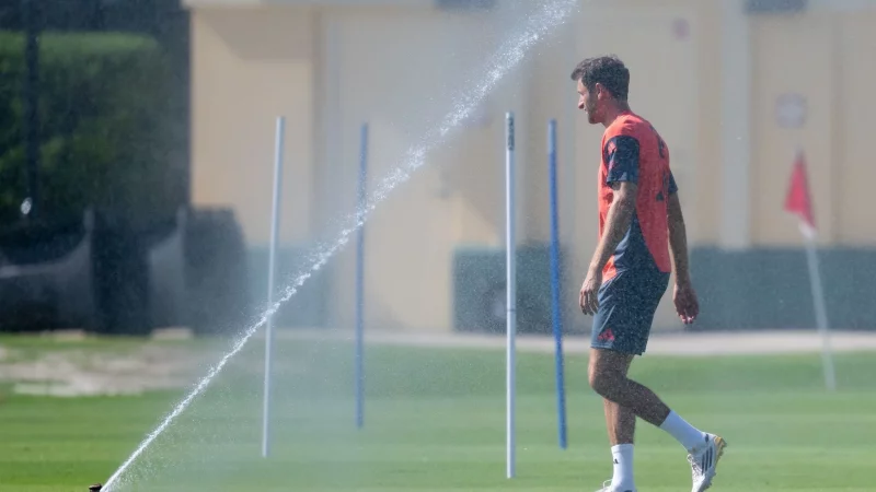 Bloß keine kalte Dusche zum WM-Start: Thomas Müller. - © Sven Hoppe/dpa